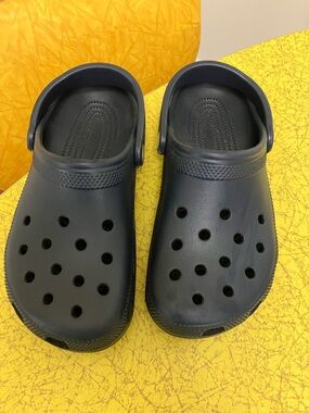 Navy Classic Crocs M5, W7